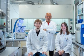 Stéphane Baeriswyl, assistant post-doc, Origène Nyanguile, responsable du groupe de recherche Peptide and Protein et Justine Dorsaz, apprentie